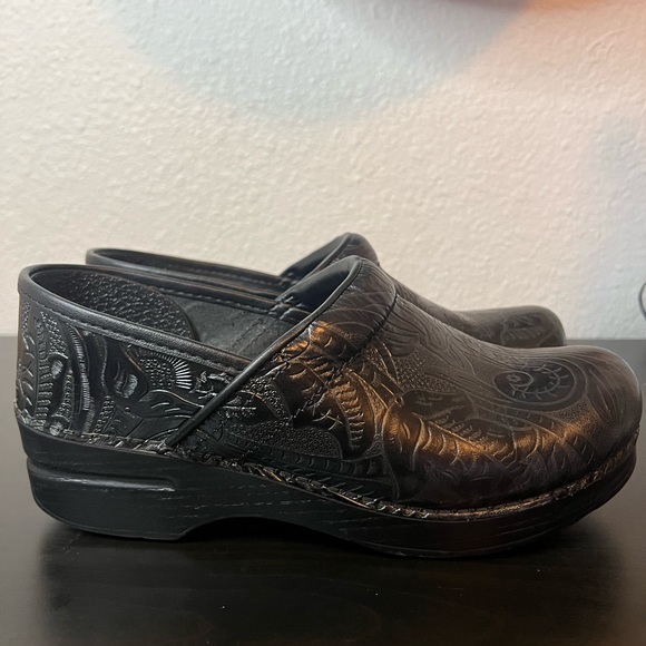 Dansko Professional Tooled clog, size 39. - Picture 7 of 11